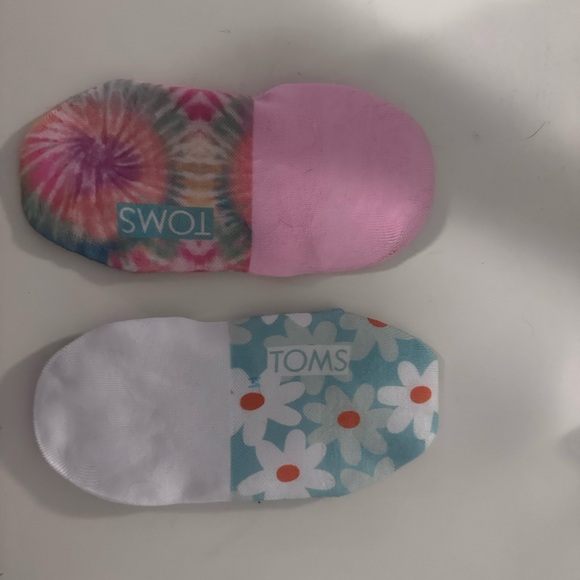 2 Pairs of Toms Socks - Picture 2 of 10